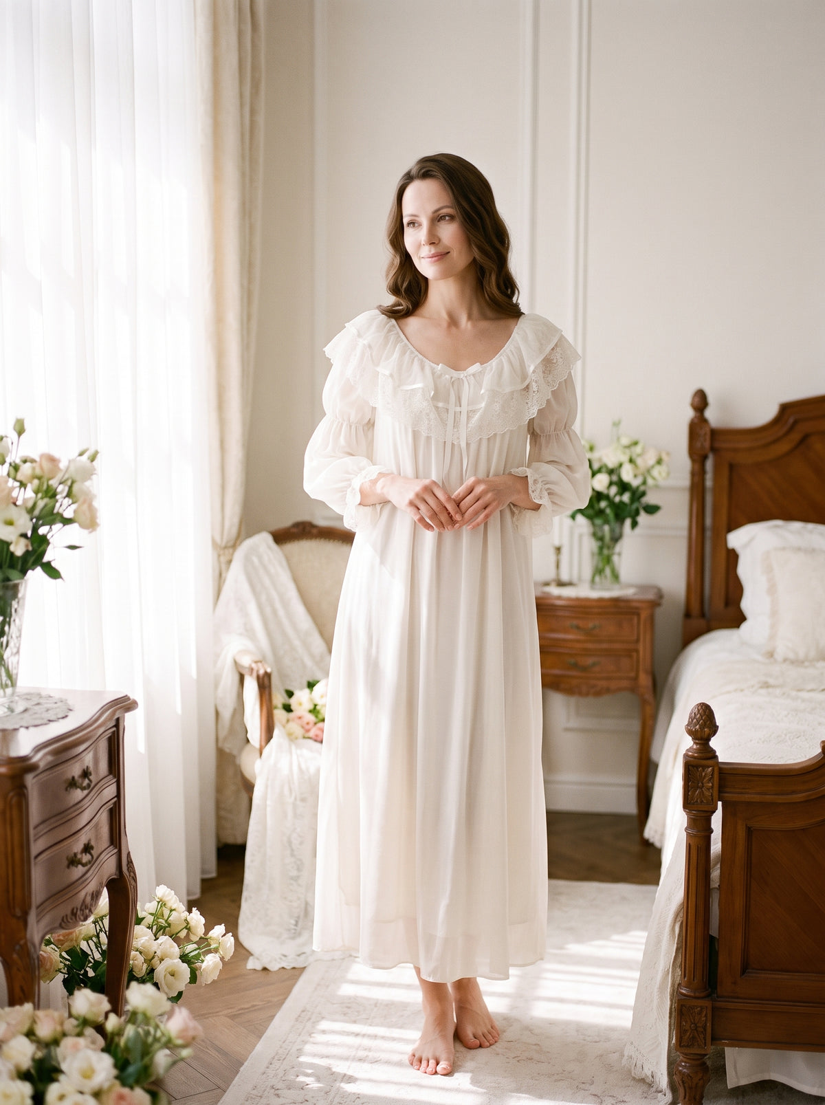 Nuisette longue vintage à col volant en dentelle portée, chambre romantique