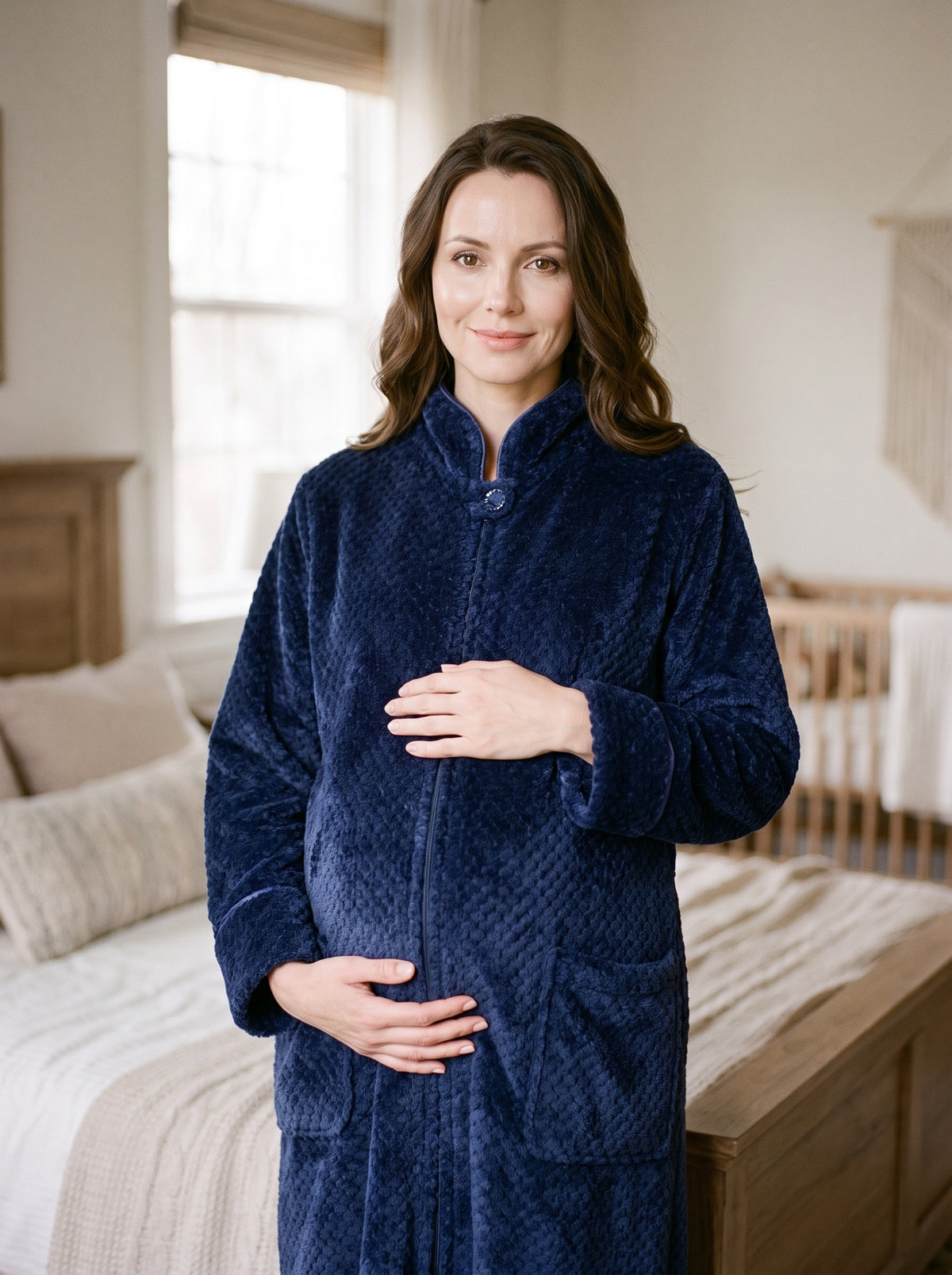 Future maman en peignoir de maternité bleu marine en peluche gaufrée, col montant zippé