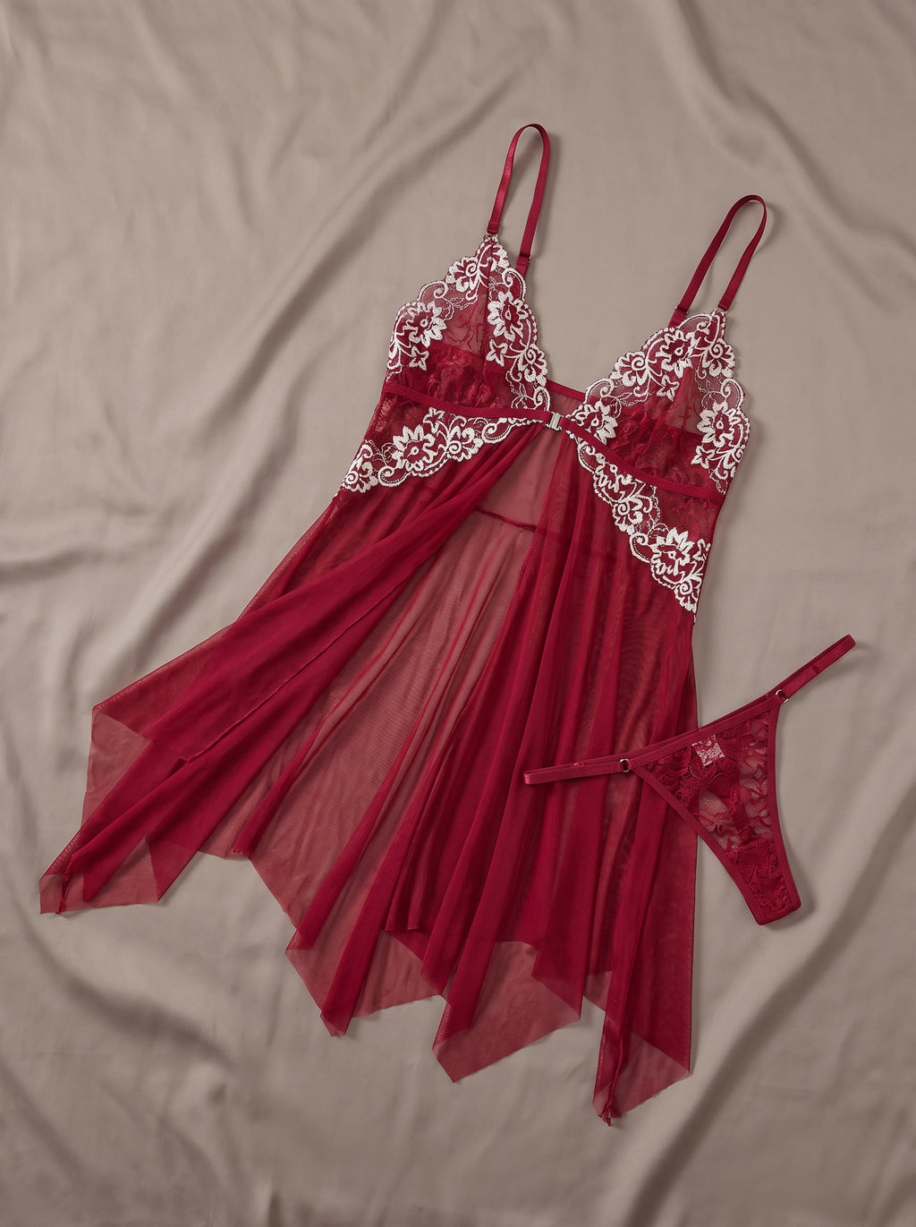 Nuisette rouge en mesh transparent à bonnets brodés et fermeture frontale, posée à plat