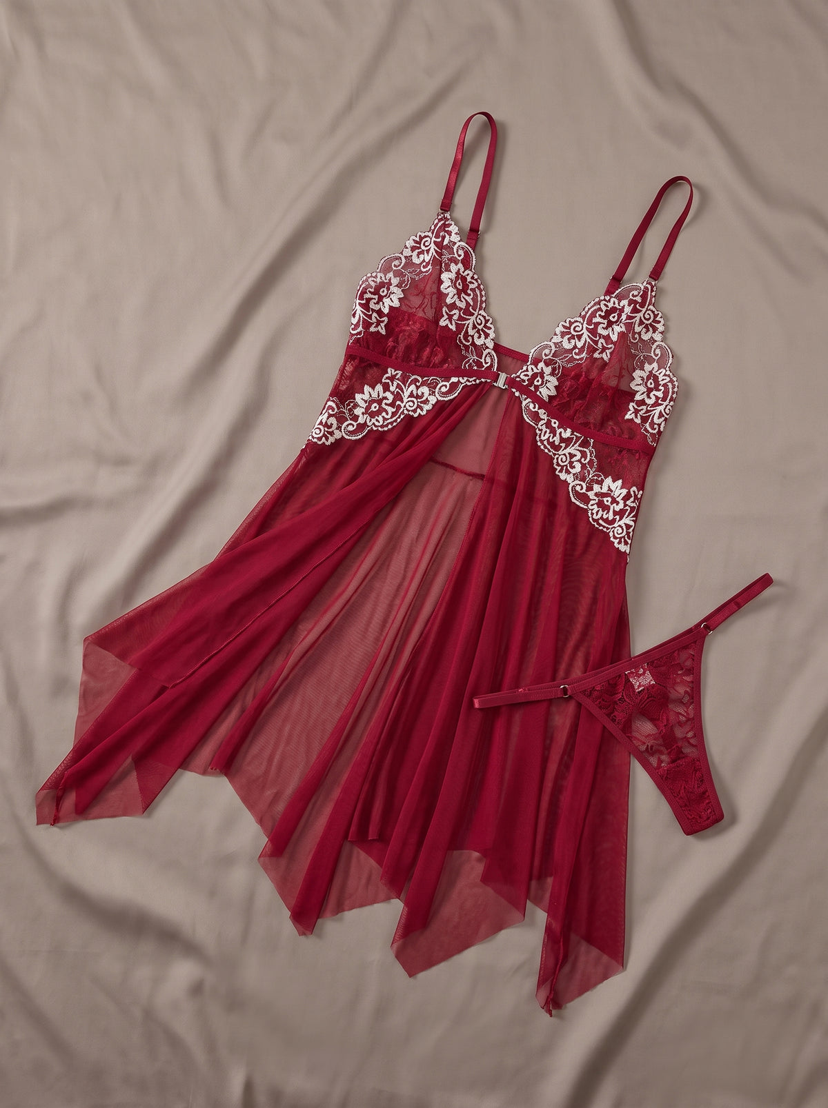 Nuisette rouge en mesh transparent à bonnets brodés et fermeture frontale, posée à plat