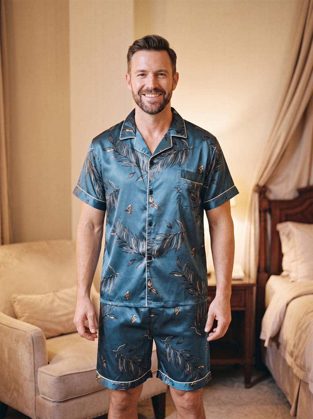 Pyjama homme bleu pétrole porté de face, chemise à manches courtes boutonnée et short au-dessus du genou