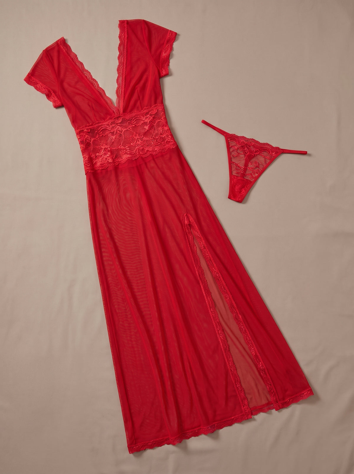 Longue nuisette rouge en mesh transparent à décolleté dentelle posée à plat