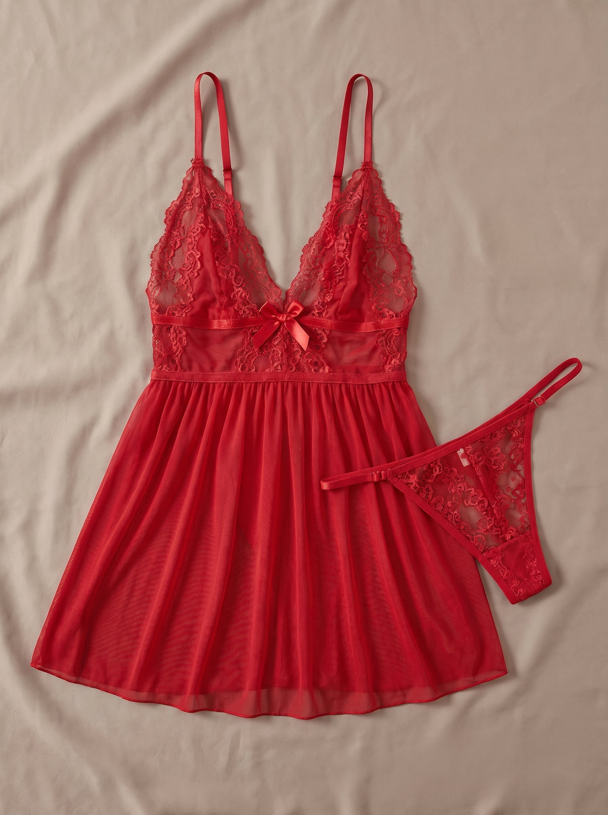 Mini nuisette babydoll rouge en dentelle et mesh, posée à plat