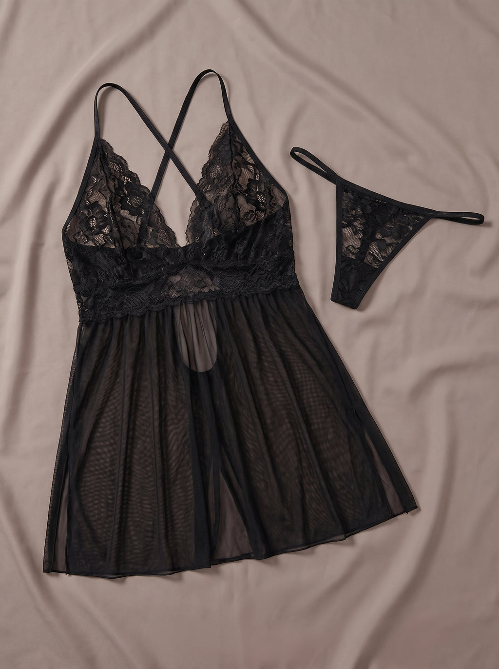 Nuisette babydoll noire grande taille en mesh transparent et dentelle, posée à plat