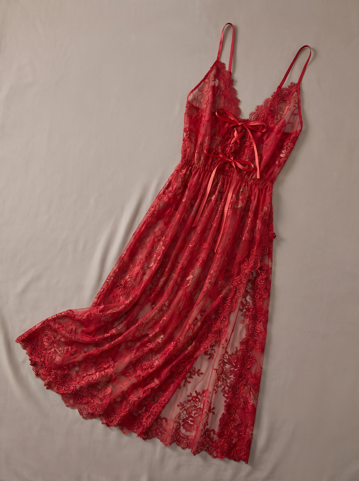 Longue nuisette rouge en dentelle brodée transparente à laçage ruban, posée à plat