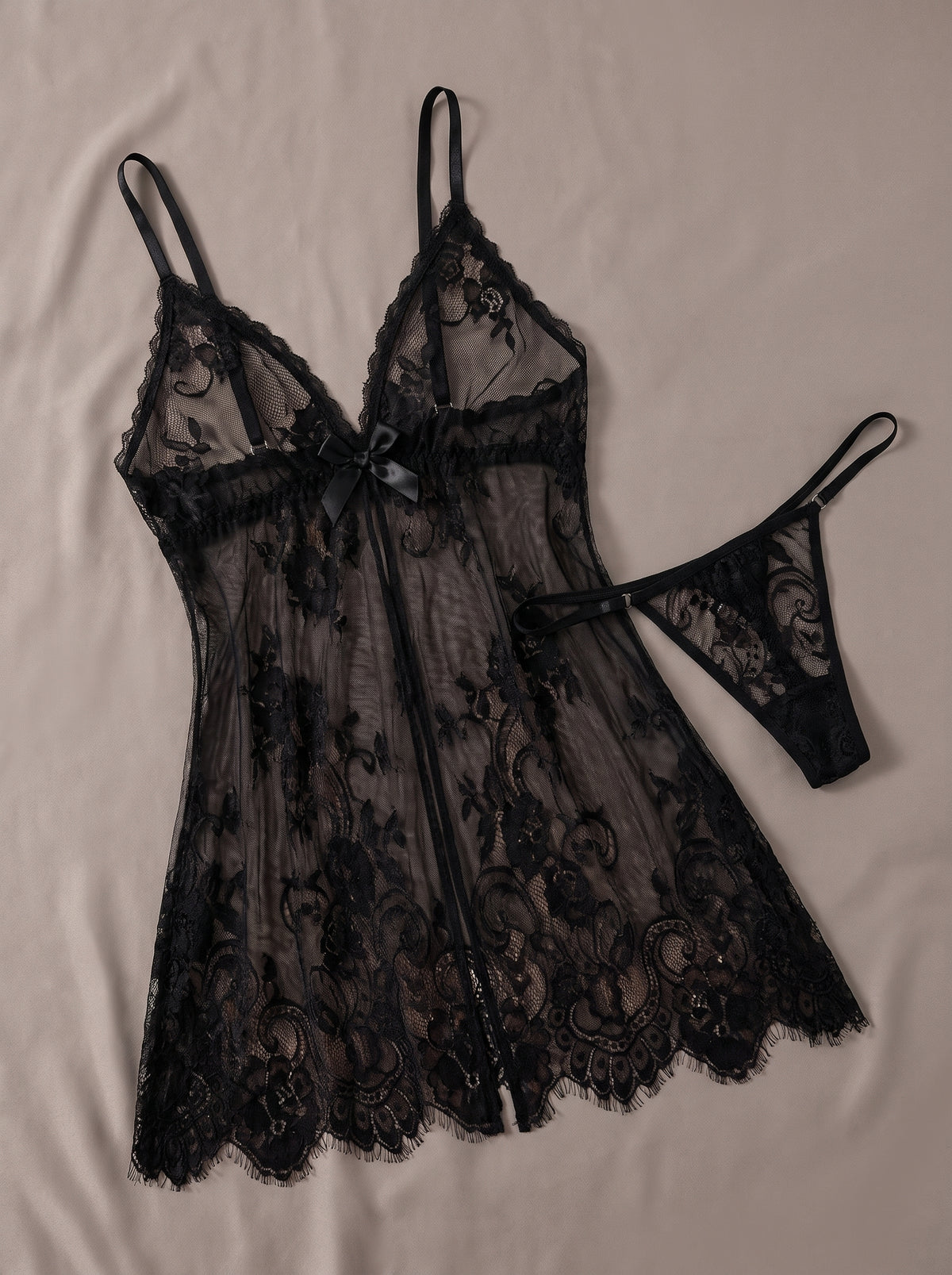 Nuisette babydoll noire en dentelle transparente et voile, posée à plat
