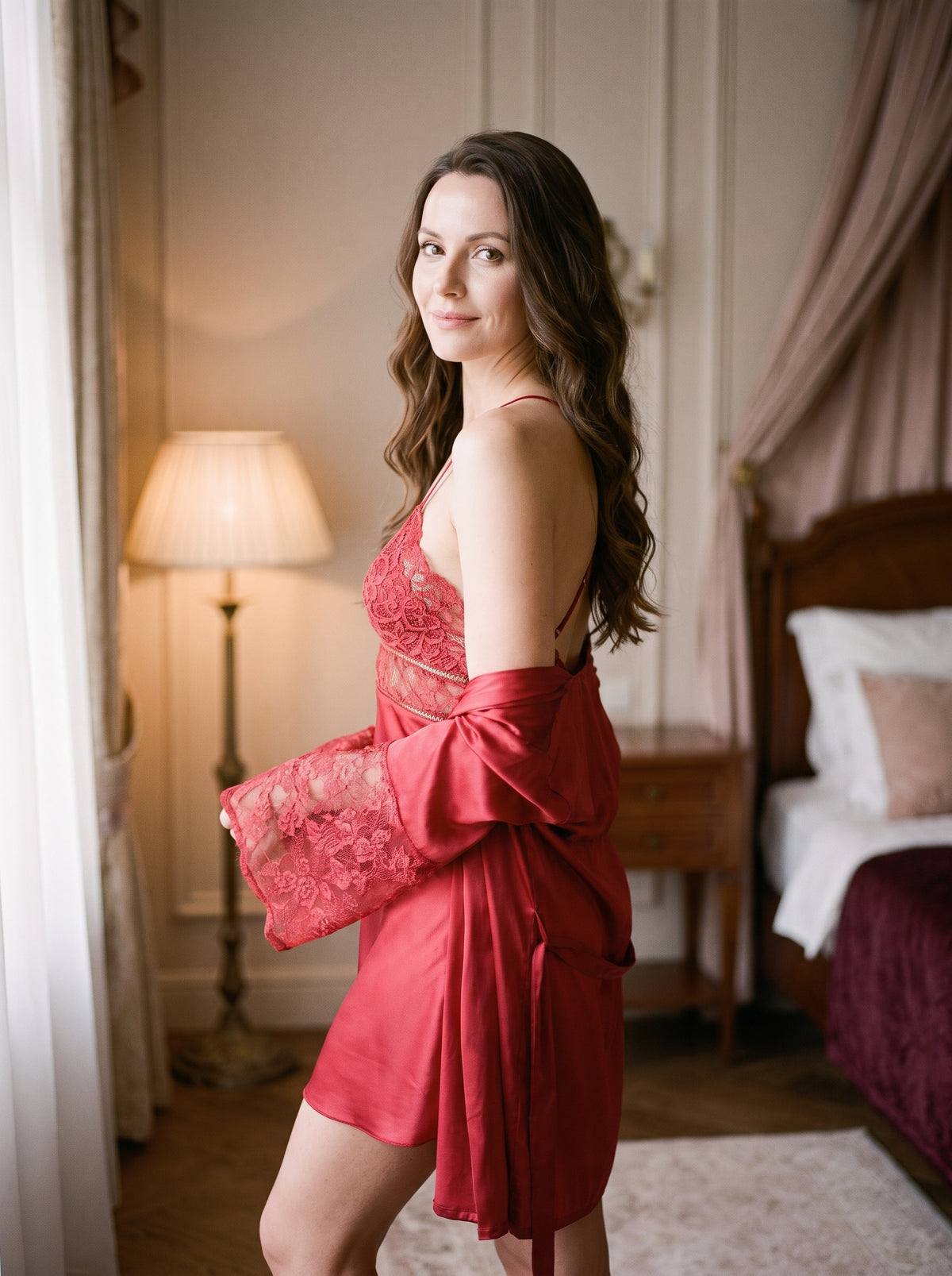 Ensemble nuisette et kimono en satin rouge porté, bustier de dentelle