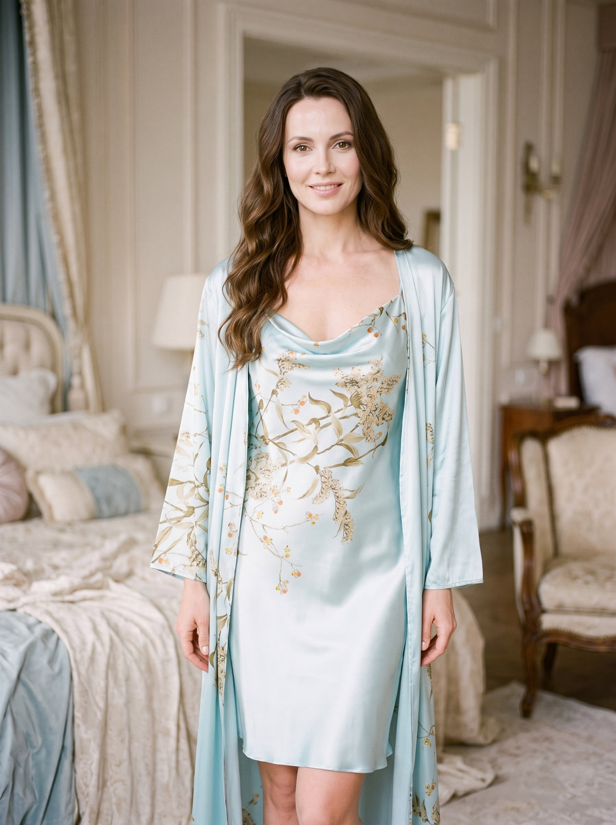 Ensemble nuisette et kimono satin bleu ciel imprimé floral doré porté, boudoir