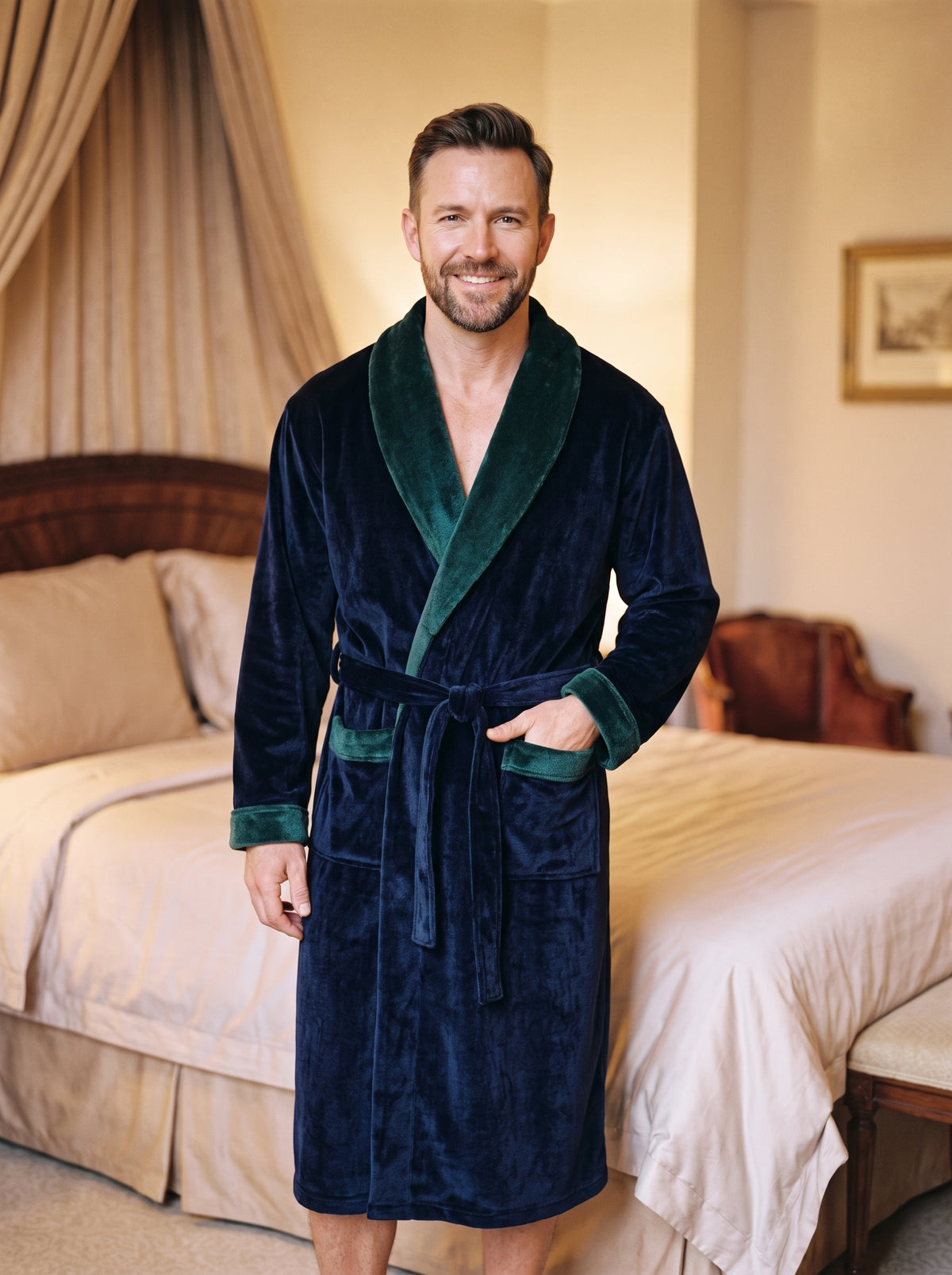 Robe de chambre homme en velours bleu marine à col châle vert, portée