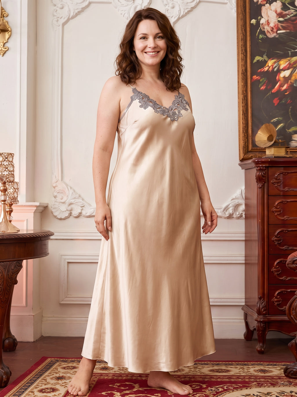 Femme grande taille en longue nuisette satin champagne à décolleté de dentelle grise, longueur cheville