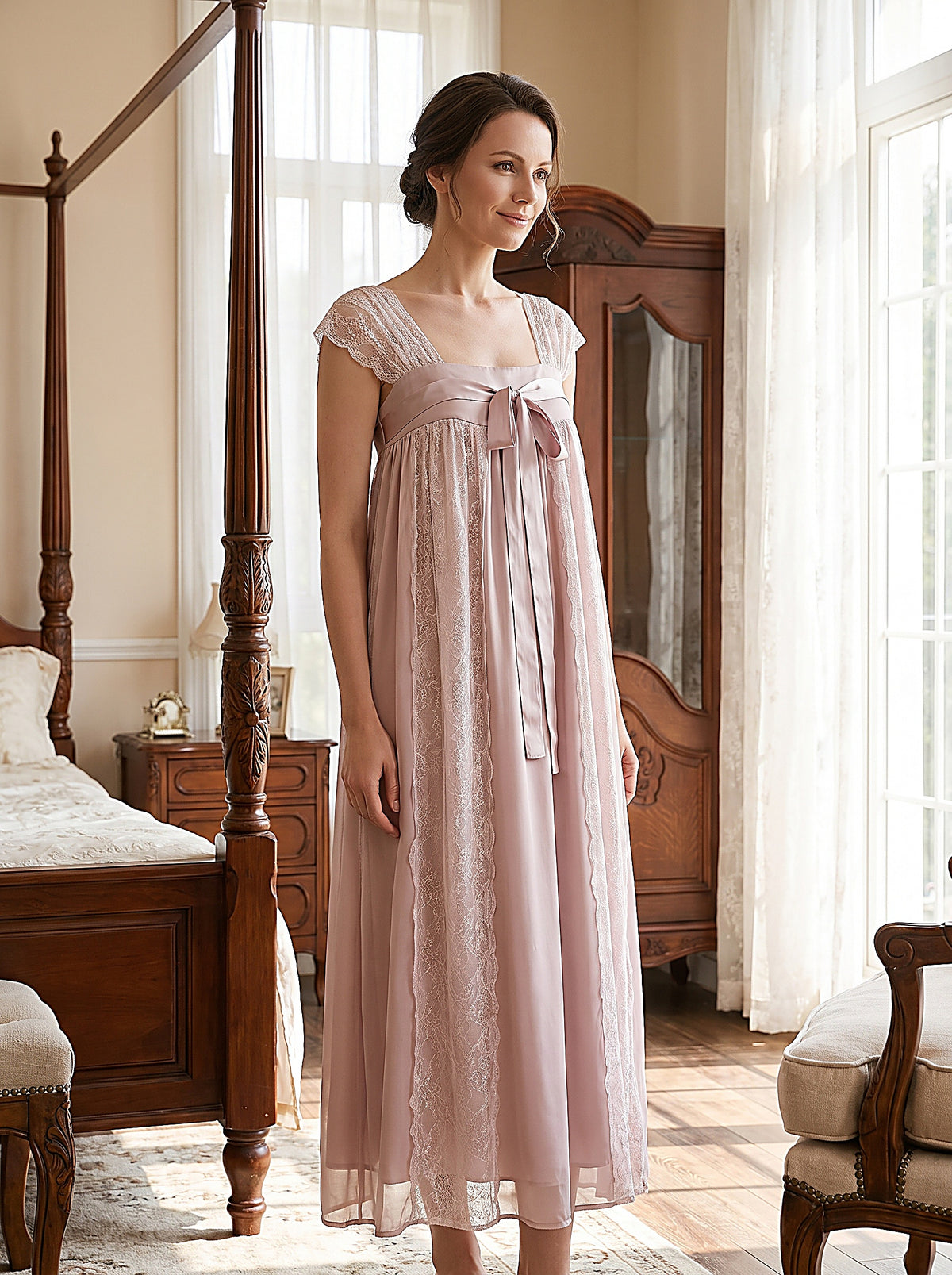 Femme en nuisette longue vintage rose poudré à dentelle et noeud satin
