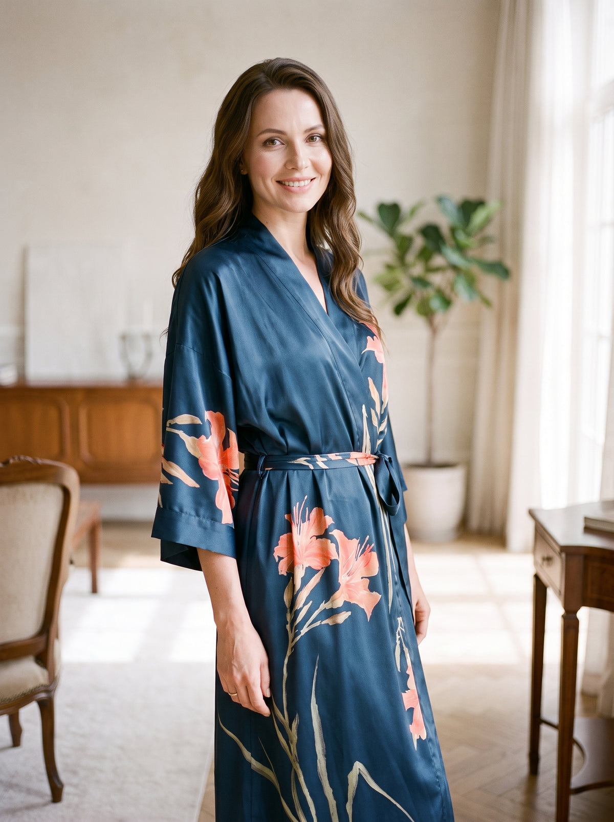 Femme portant un peignoir kimono long en satin à imprimé floral, ceinture nouée