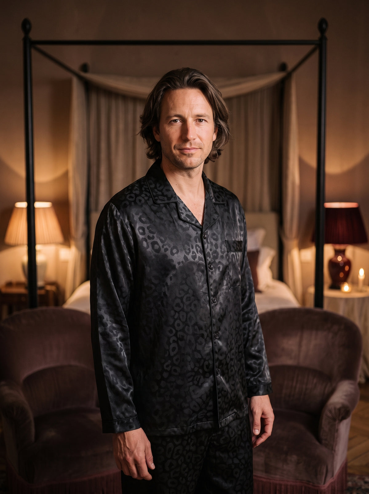 Homme portant le pyjama en satin noir à motif léopard, chemise et pantalon assortis