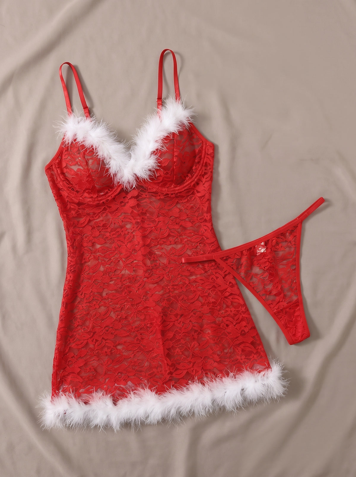 Nuisette de Noël rouge en dentelle transparente à fourrure blanche, posée à plat