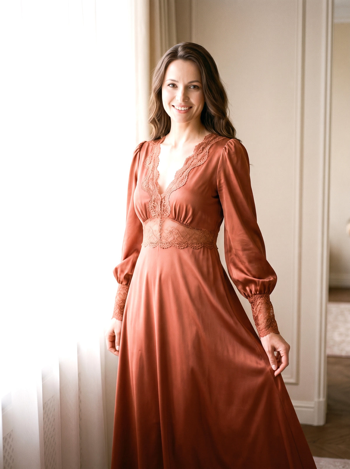 Femme souriante portant une chemise de nuit longue en satin caramel à dentelle
