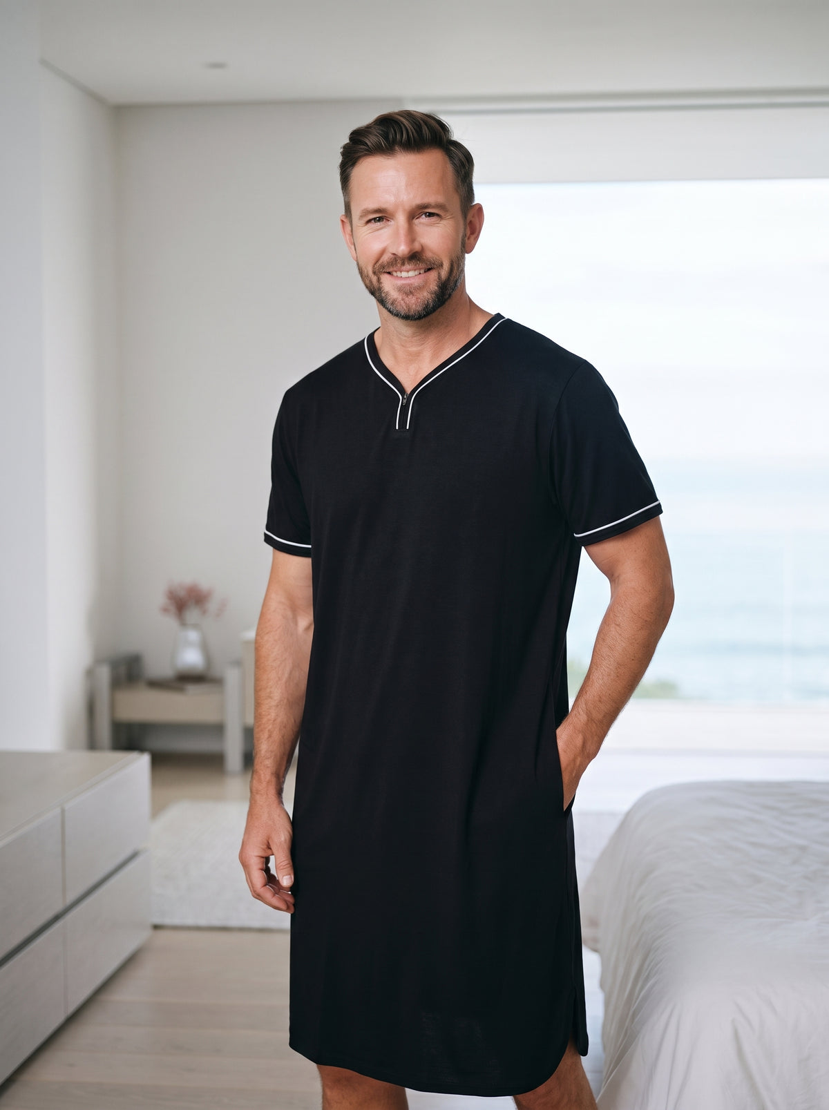 Homme portant une chemise de nuit noire à col V zippé et liseré blanc