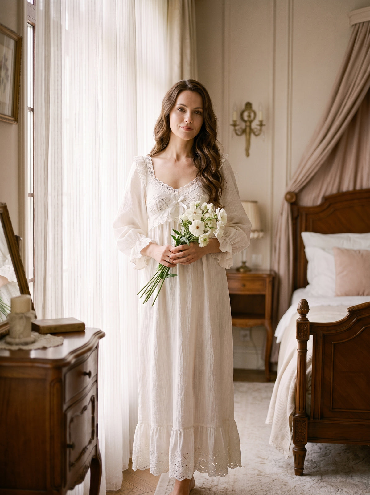 Nuisette vintage en coton et dentelle brodée portée, chambre romantique