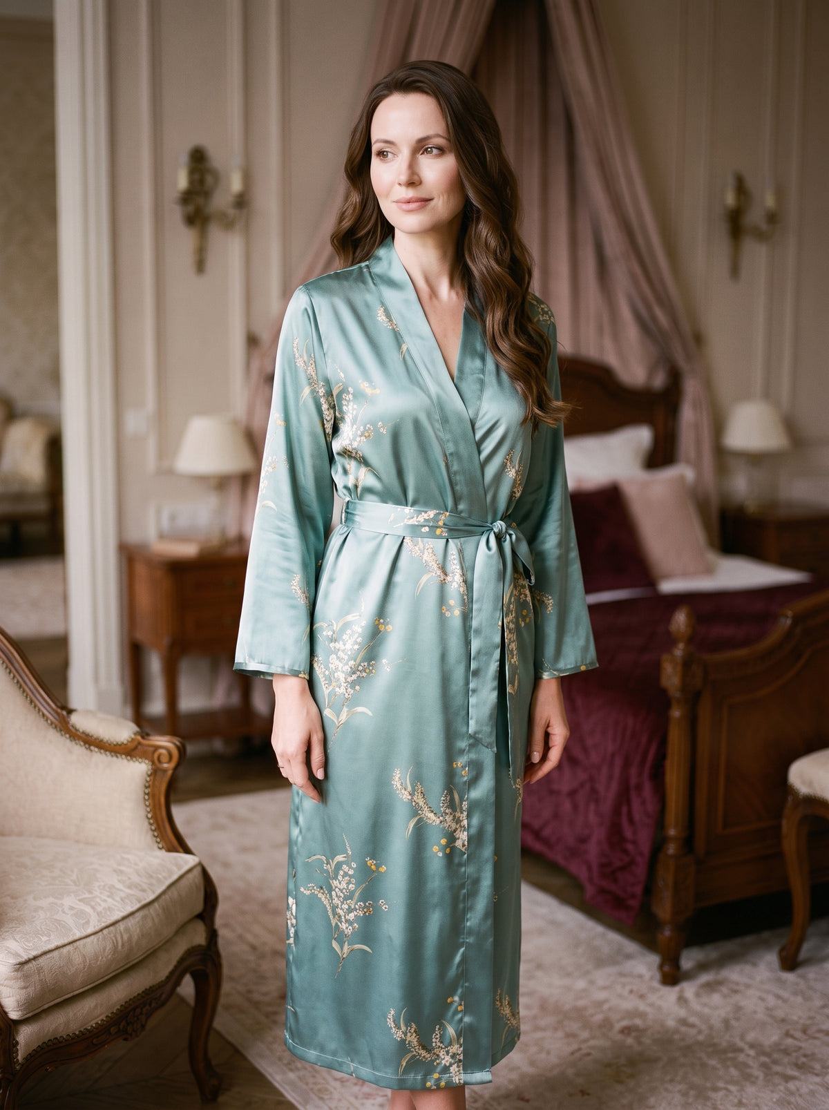 Femme en long peignoir kimono en satin vert céladon à semis floral, ceinture nouée