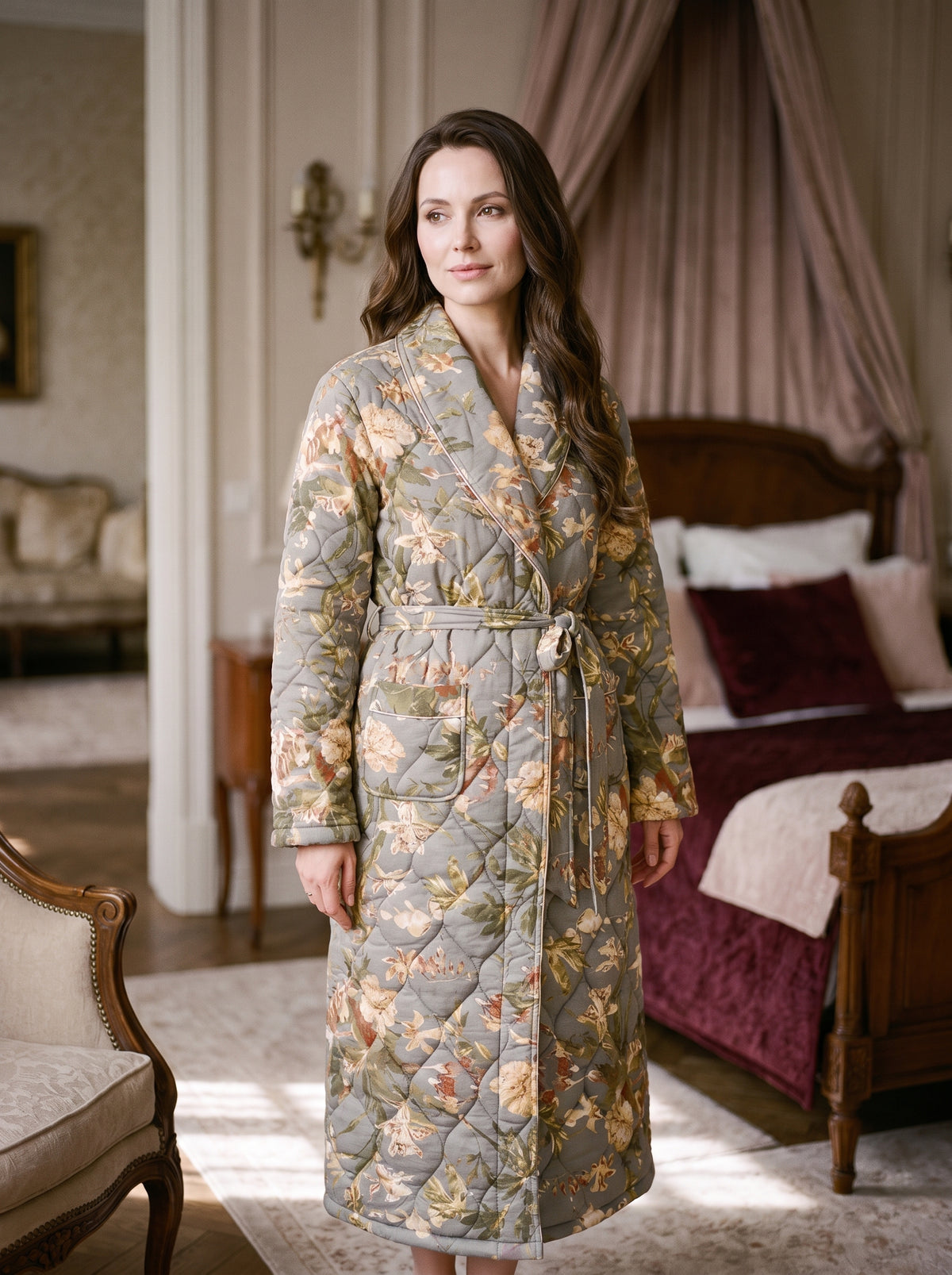 Femme en robe de chambre longue matelassée à imprimé floral vintage, ceinturée