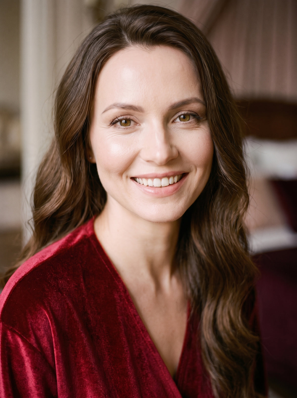 Le velours rouge sur les épaules d'une femme souriante
