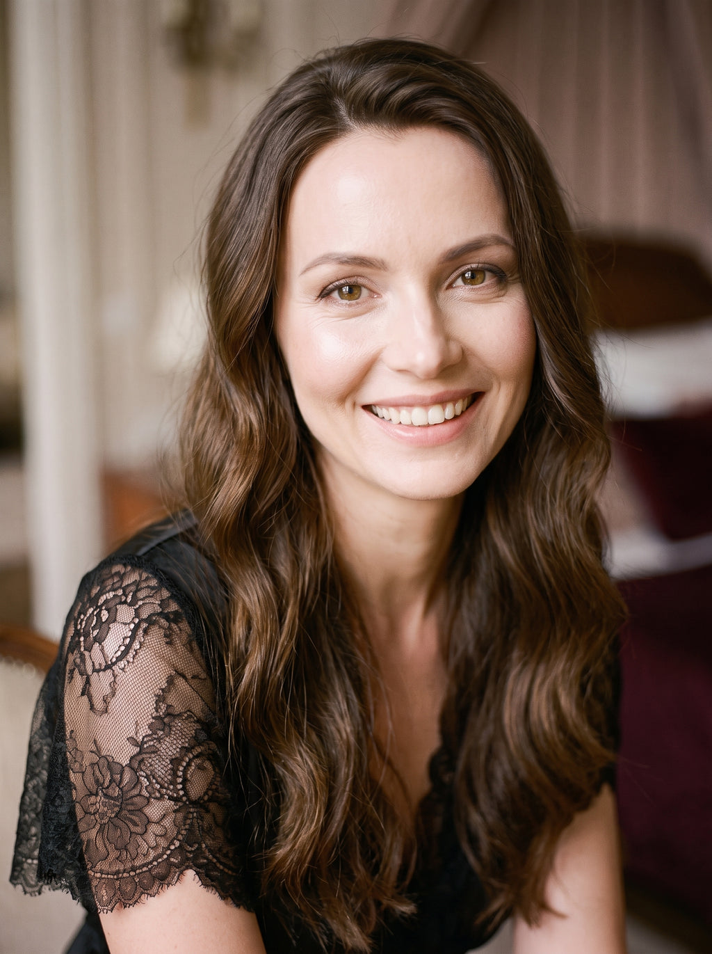 La manche en dentelle portée par une femme souriante