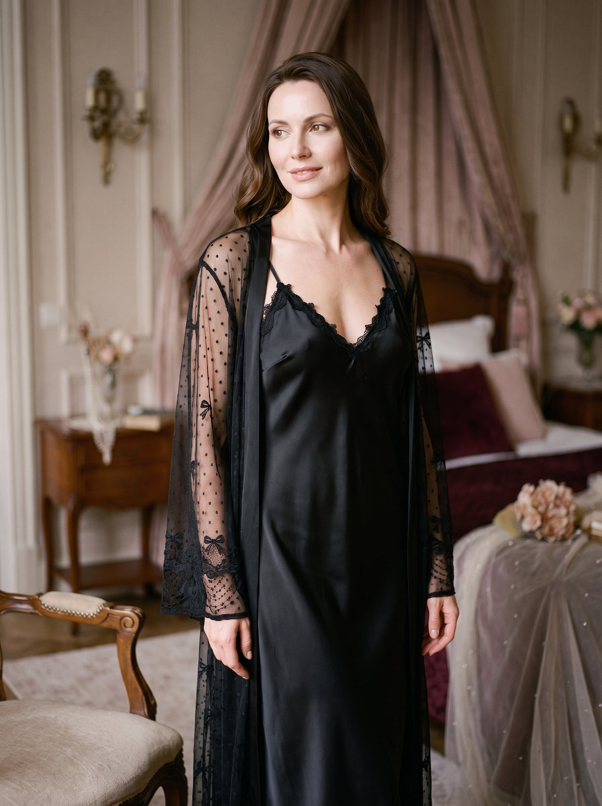 Femme en nuisette satin noir et kimono voile transparent, allure romantique