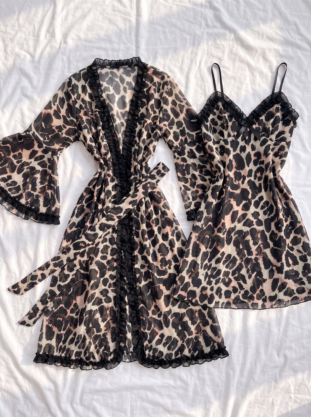 Ensemble nuisette et peignoir long léopard à plat, les deux pièces assorties