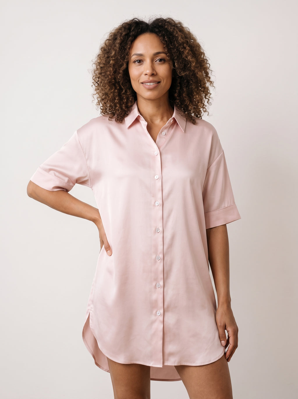 Femme en chemise de nuit boutonnée en satin rose poudré à manches courtes