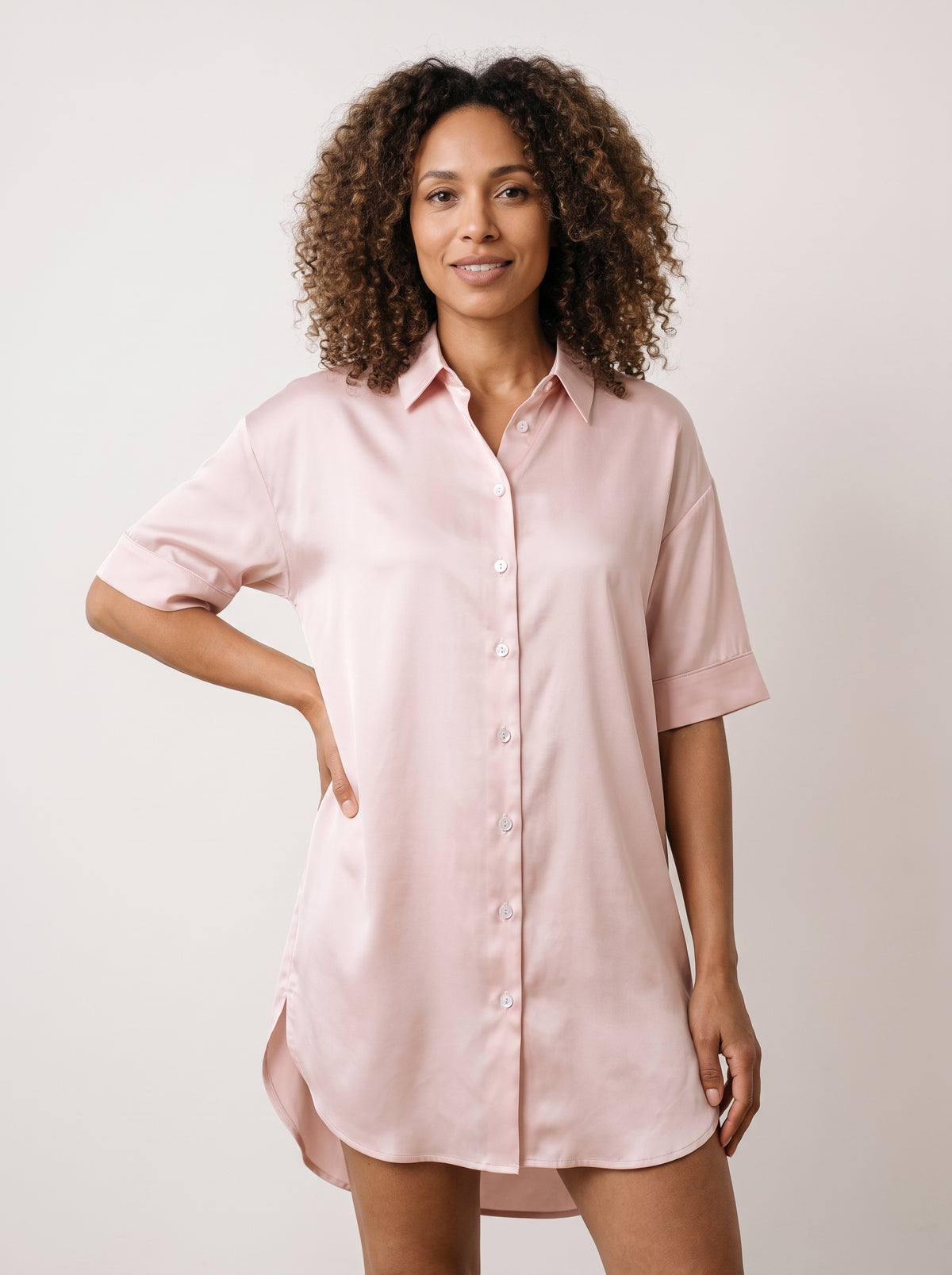 Femme en chemise de nuit boutonnée en satin rose poudré à manches courtes