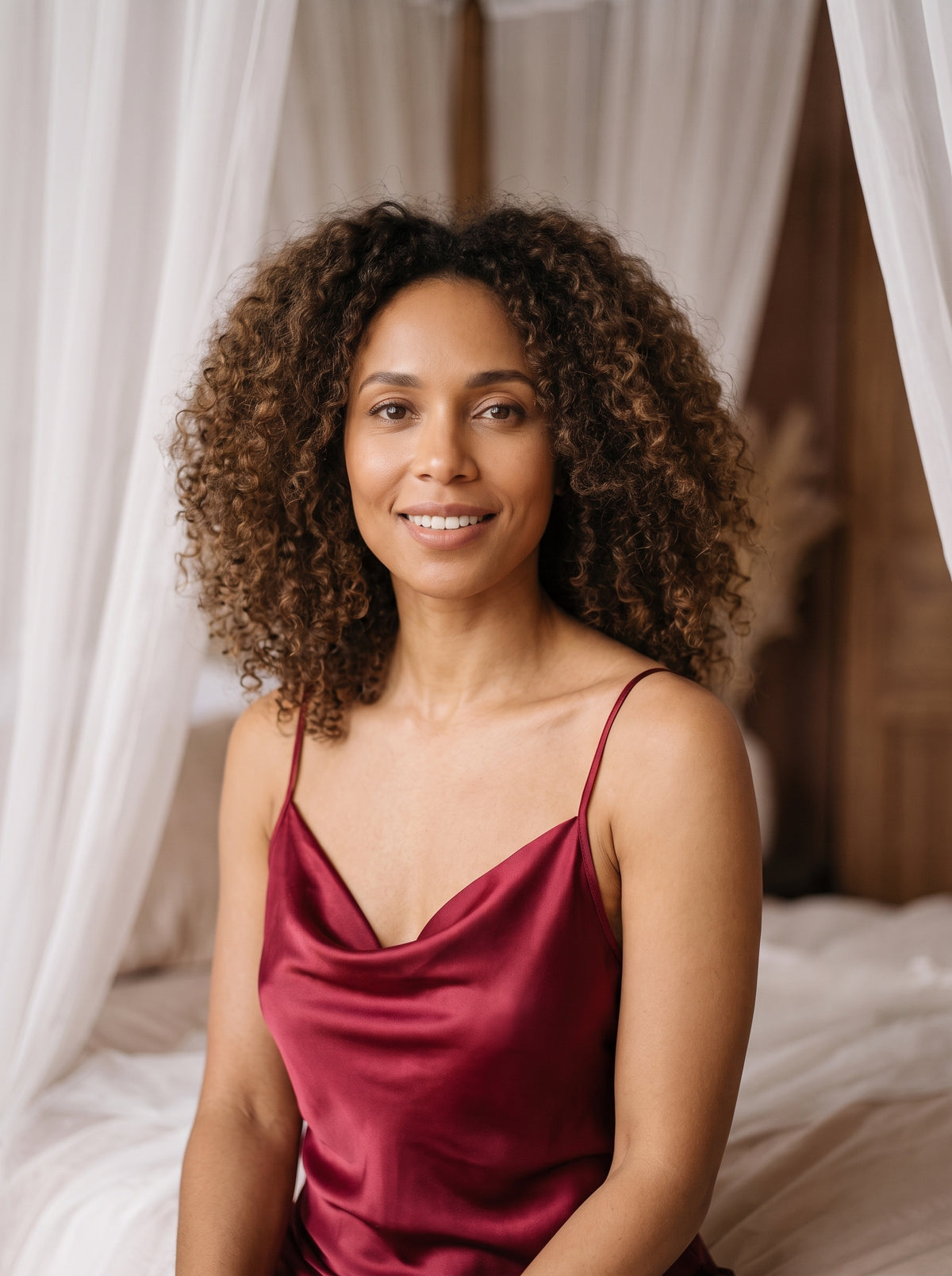 La nuisette bordeaux portée par une femme souriante