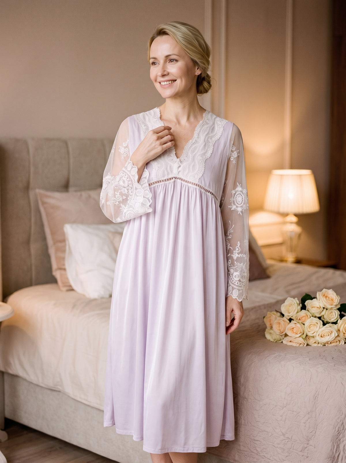 Femme debout en chemise de nuit longue lilas, col en V en dentelle brodée, dans une chambre
