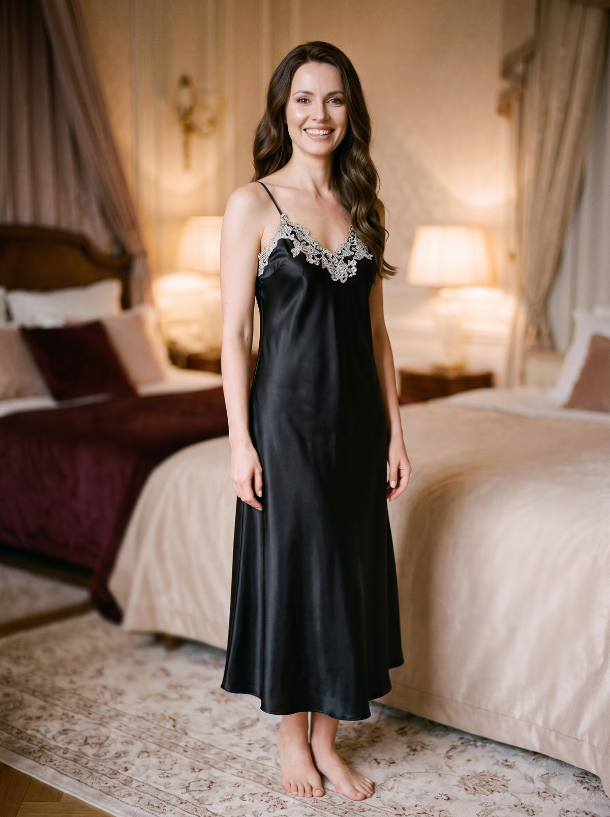 Nuisette longue noire en satin portée, décolleté en V bordé de dentelle argentée