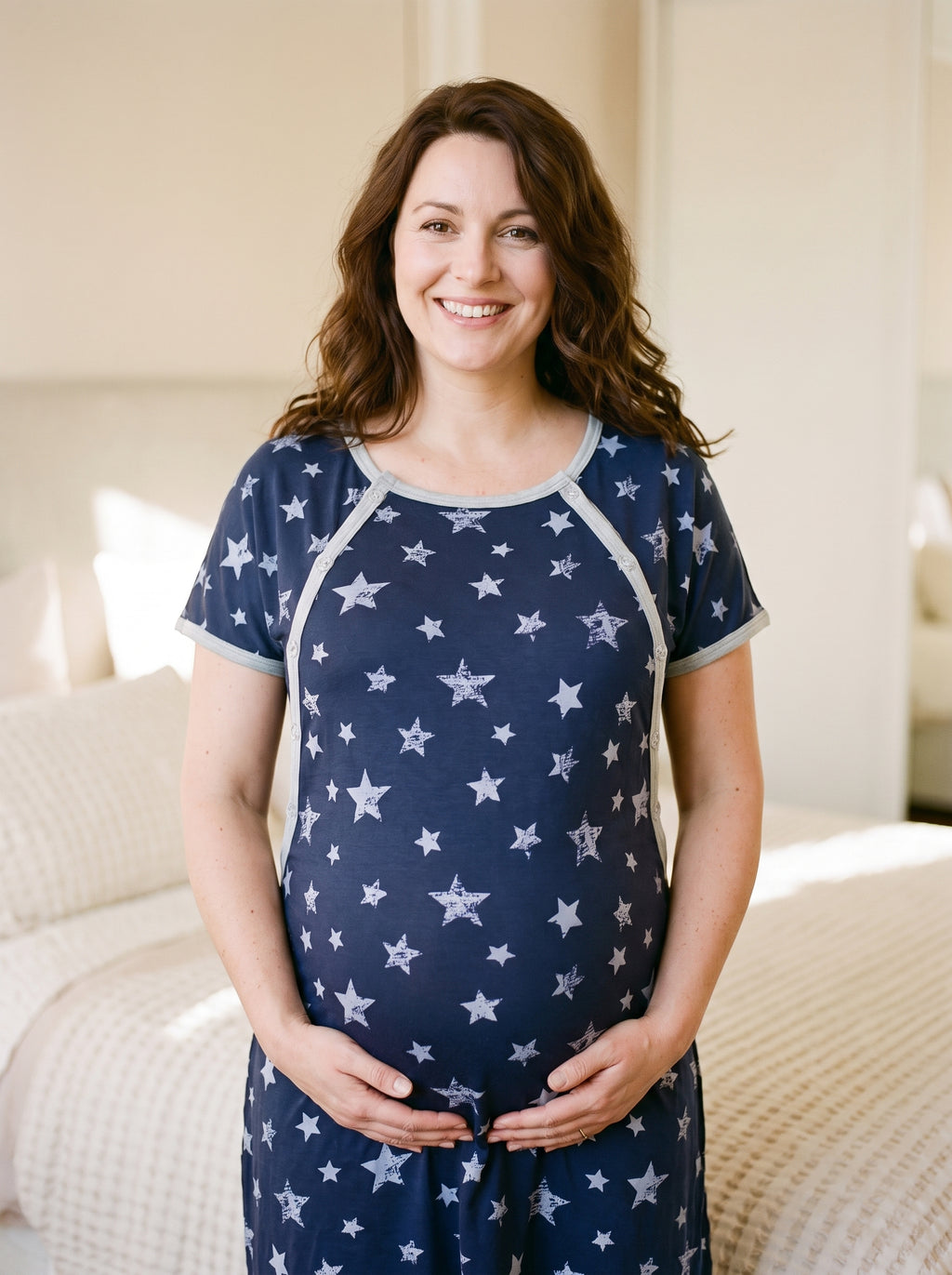 Femme enceinte en chemise de nuit de maternité bleu marine à étoiles