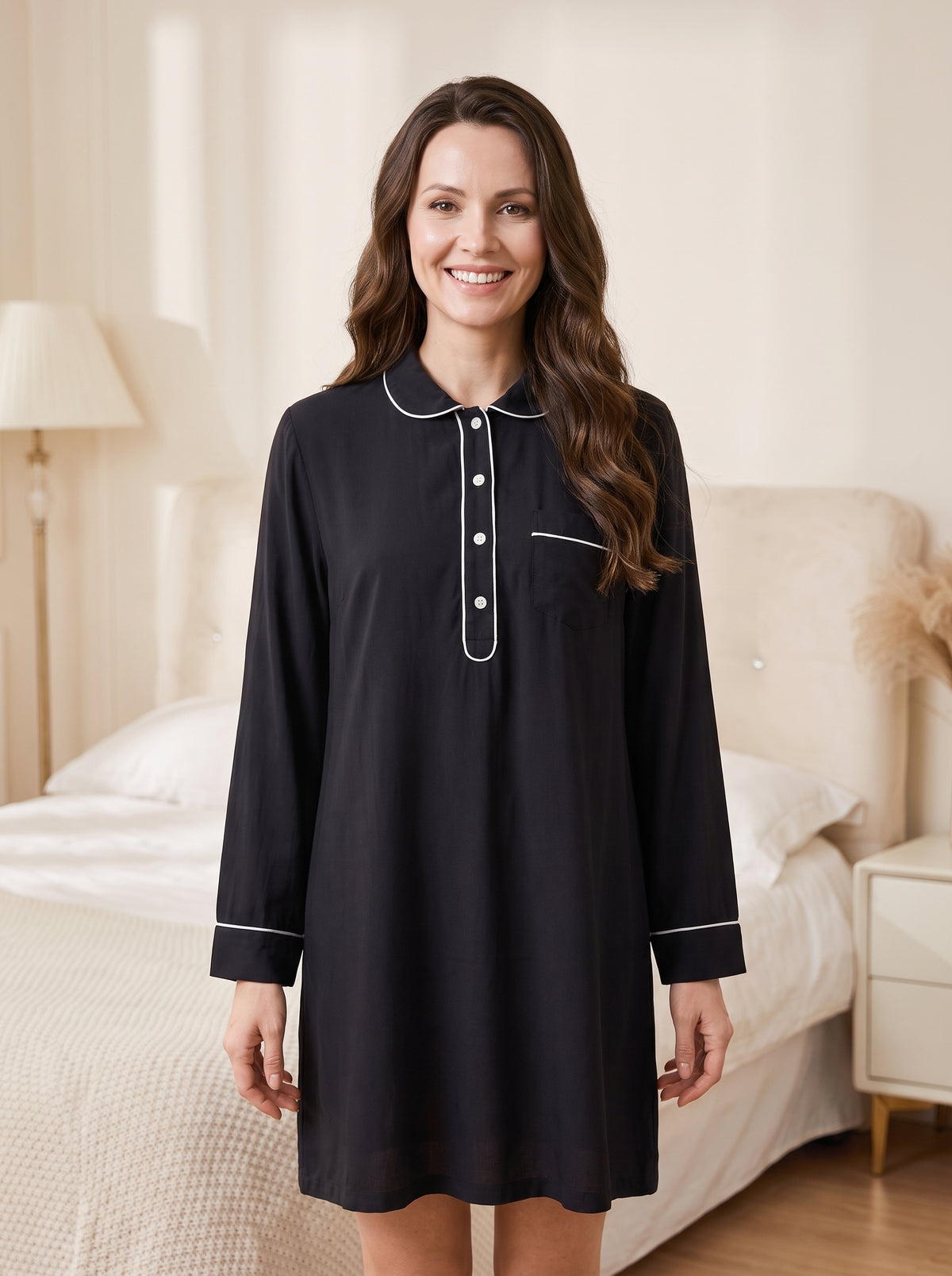 Chemise de nuit courte noire à passepoil blanc portée, col arrondi et poche