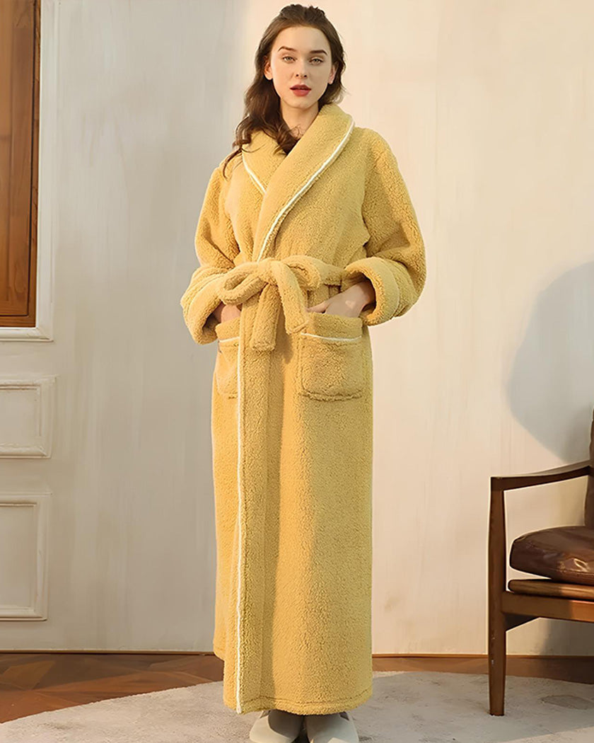 Coloris jaune moutarde du peignoir polaire à texture d'éponge, porté en pied