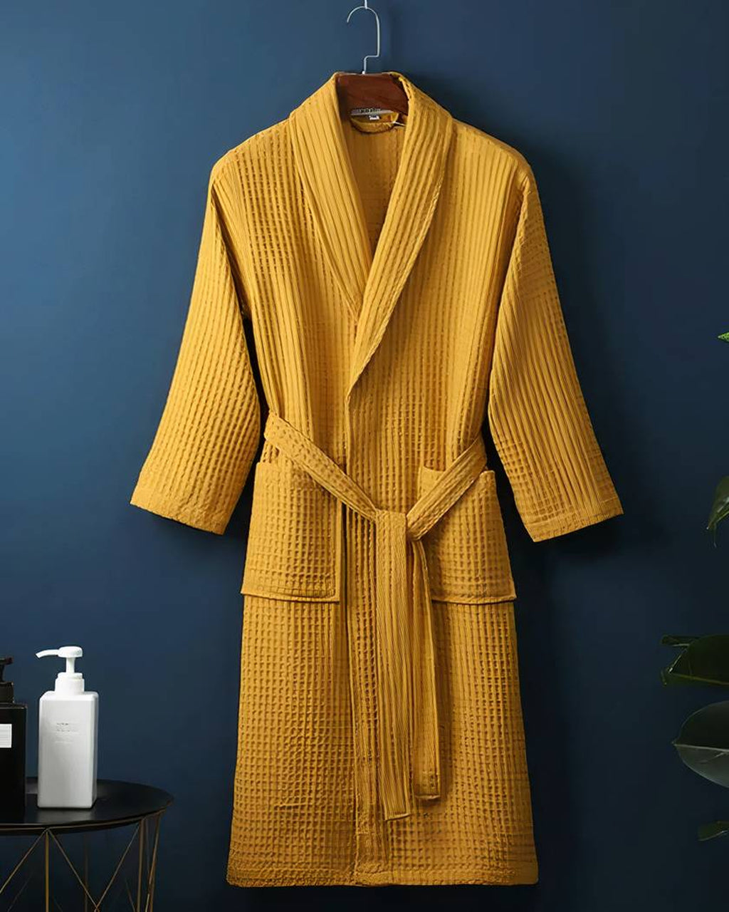 Peignoir de bain long en coton gaufré jaune moutarde, col châle et ceinture nouée