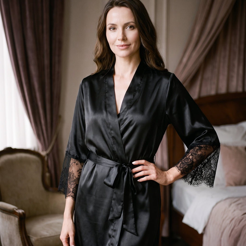 Le satin noir, une élégance sensuelle — Kimono Court Satiné Noir à Manches Dentelle