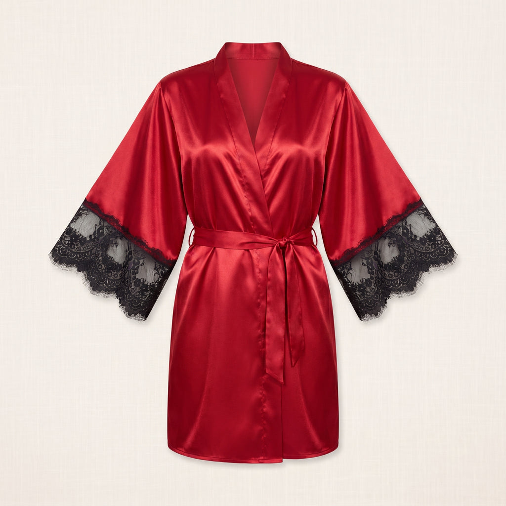 Kimono en satin rouge presente seul, effet mannequin invisible