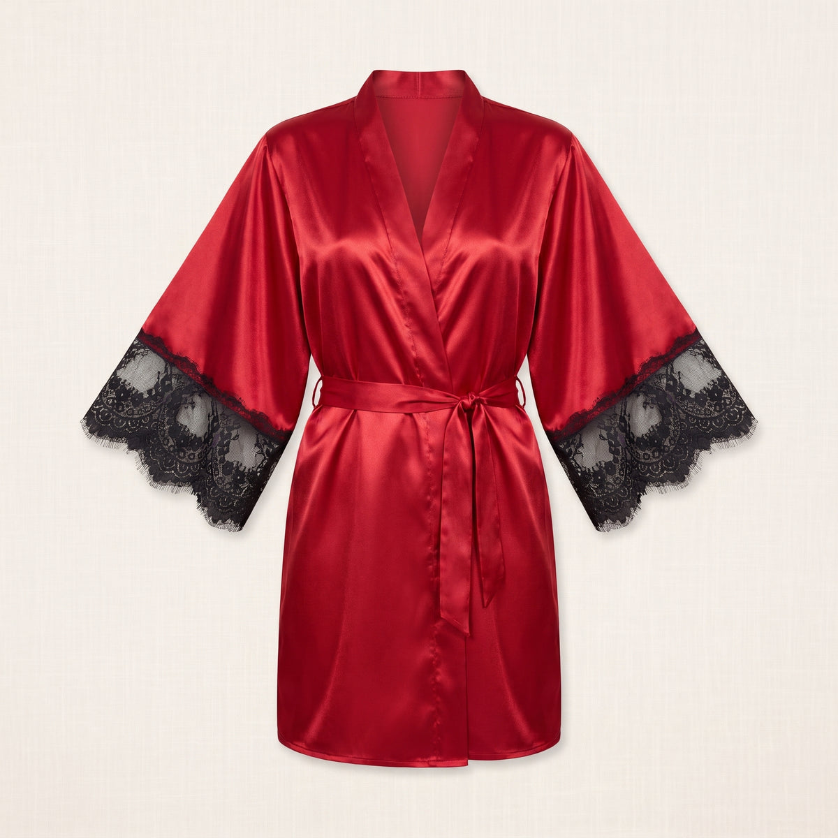 Kimono en satin rouge presente seul, effet mannequin invisible