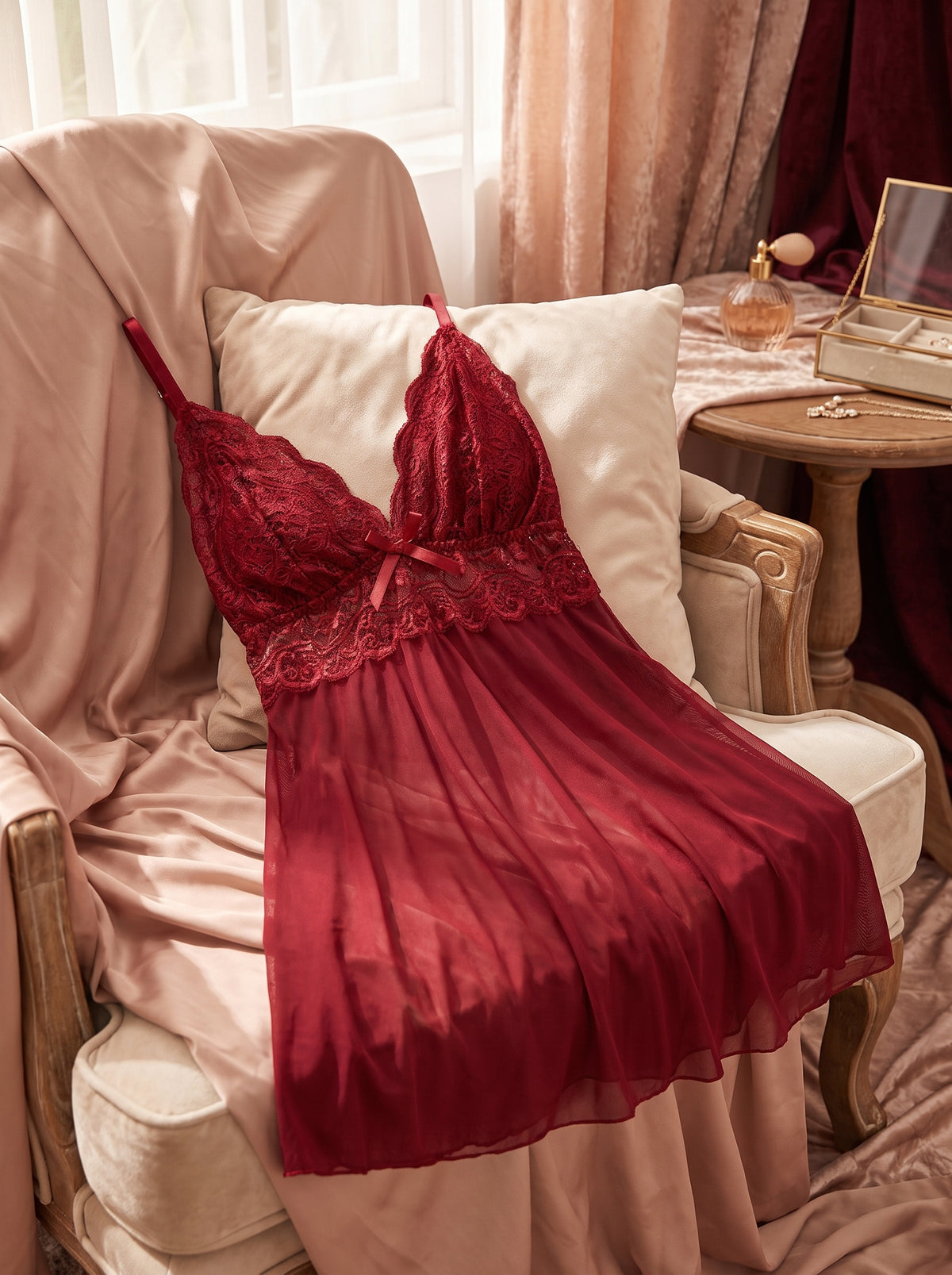 Nuisette rouge en dentelle posée dans un décor boudoir élégant, lumière douce
