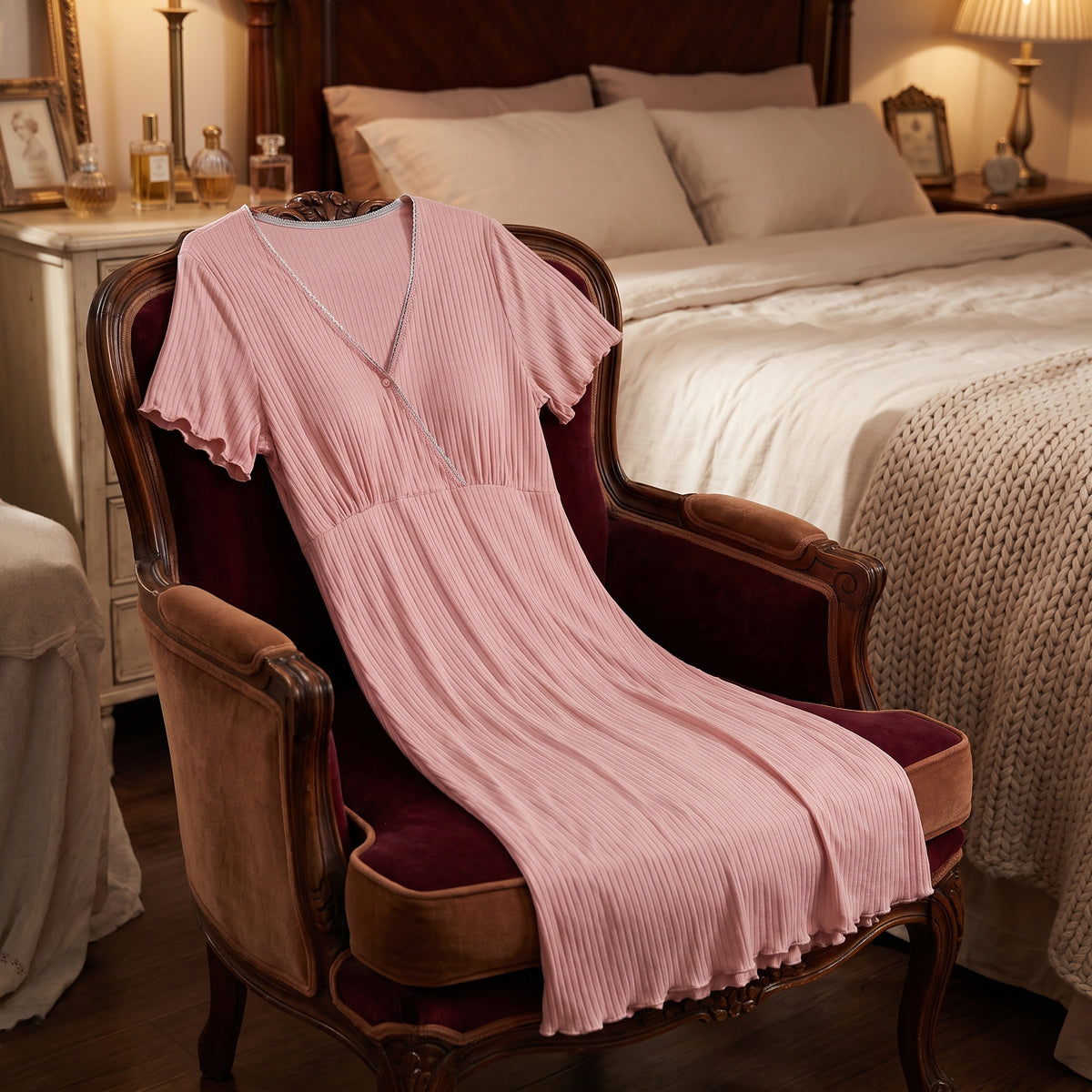Chemise de nuit maternité rose posée dans un boudoir, le soir redevient votre moment
