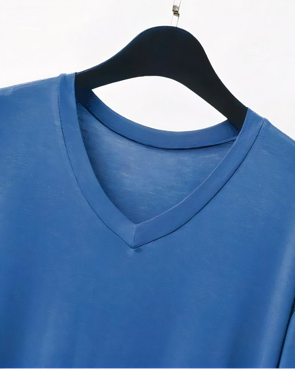 Le col en V bordé d'une bande du même tissu bleu