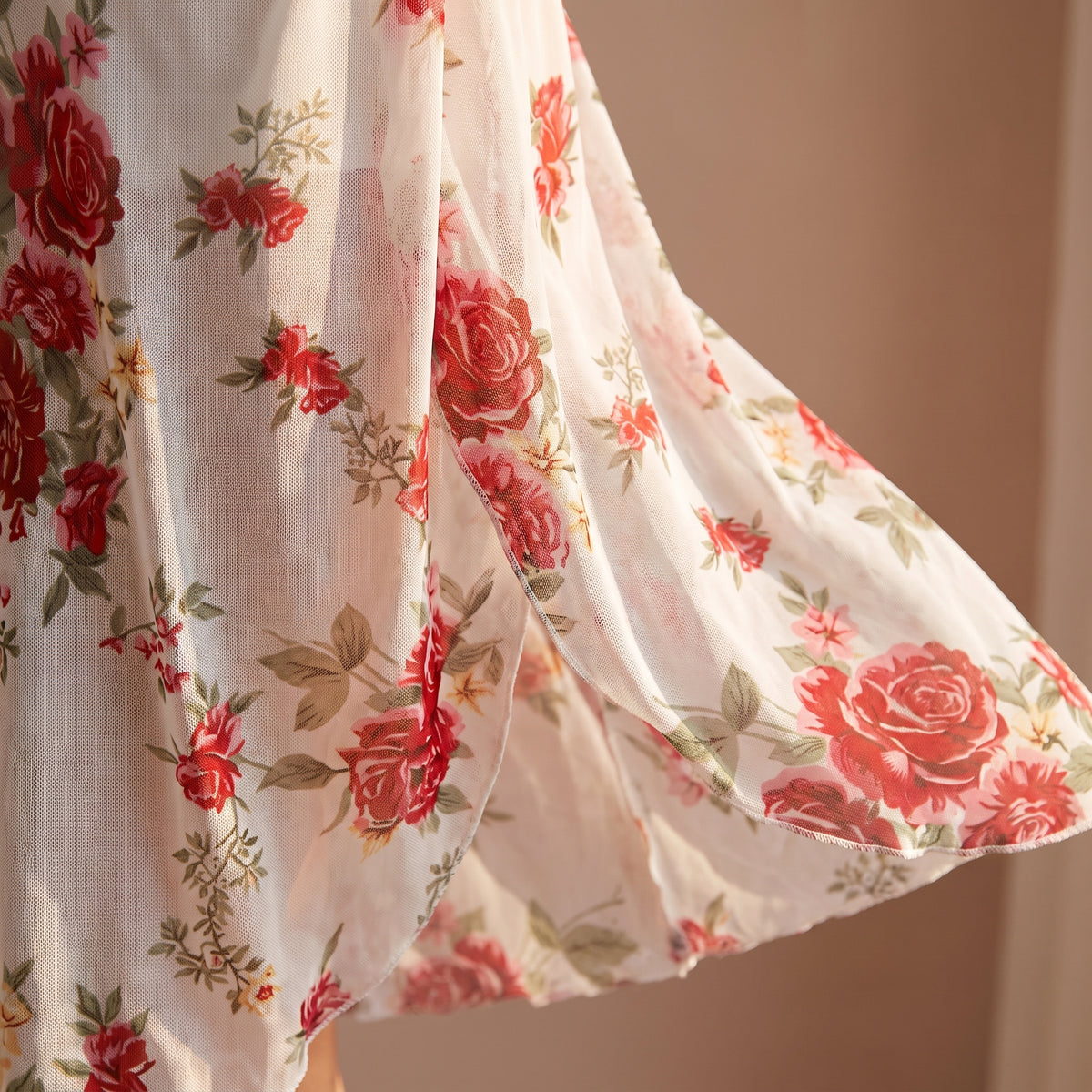Drapé fluide du bas de la nuisette courte florale