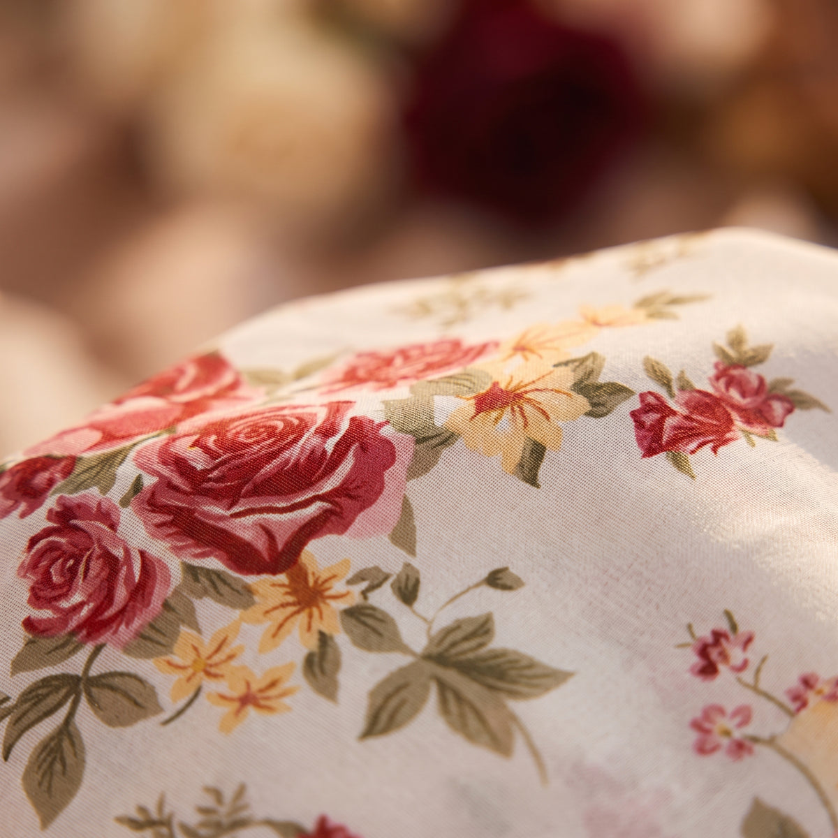 Imprimé floral de la nuisette courte, roses rouges sur fond blanc