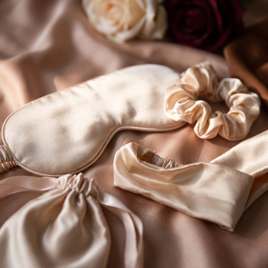 Détail du tissu satiné soyeux champagne du kit de nuit, reflets nacrés et roses