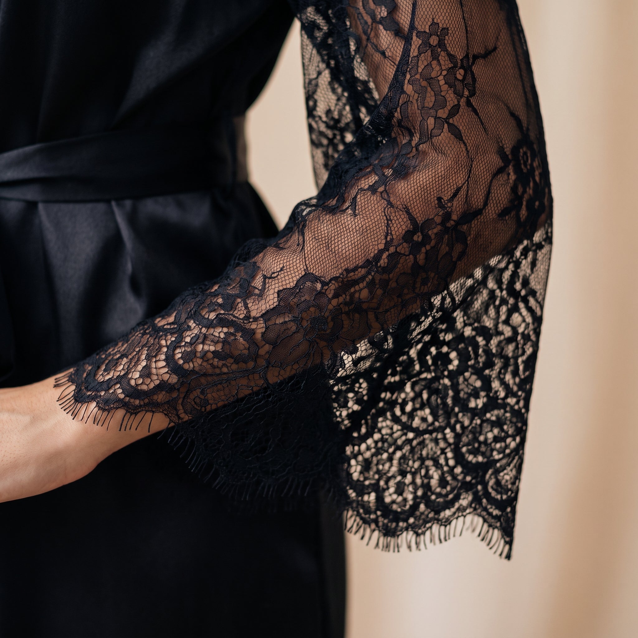 Gros plan sur la dentelle florale noire de la manche du kimono Image