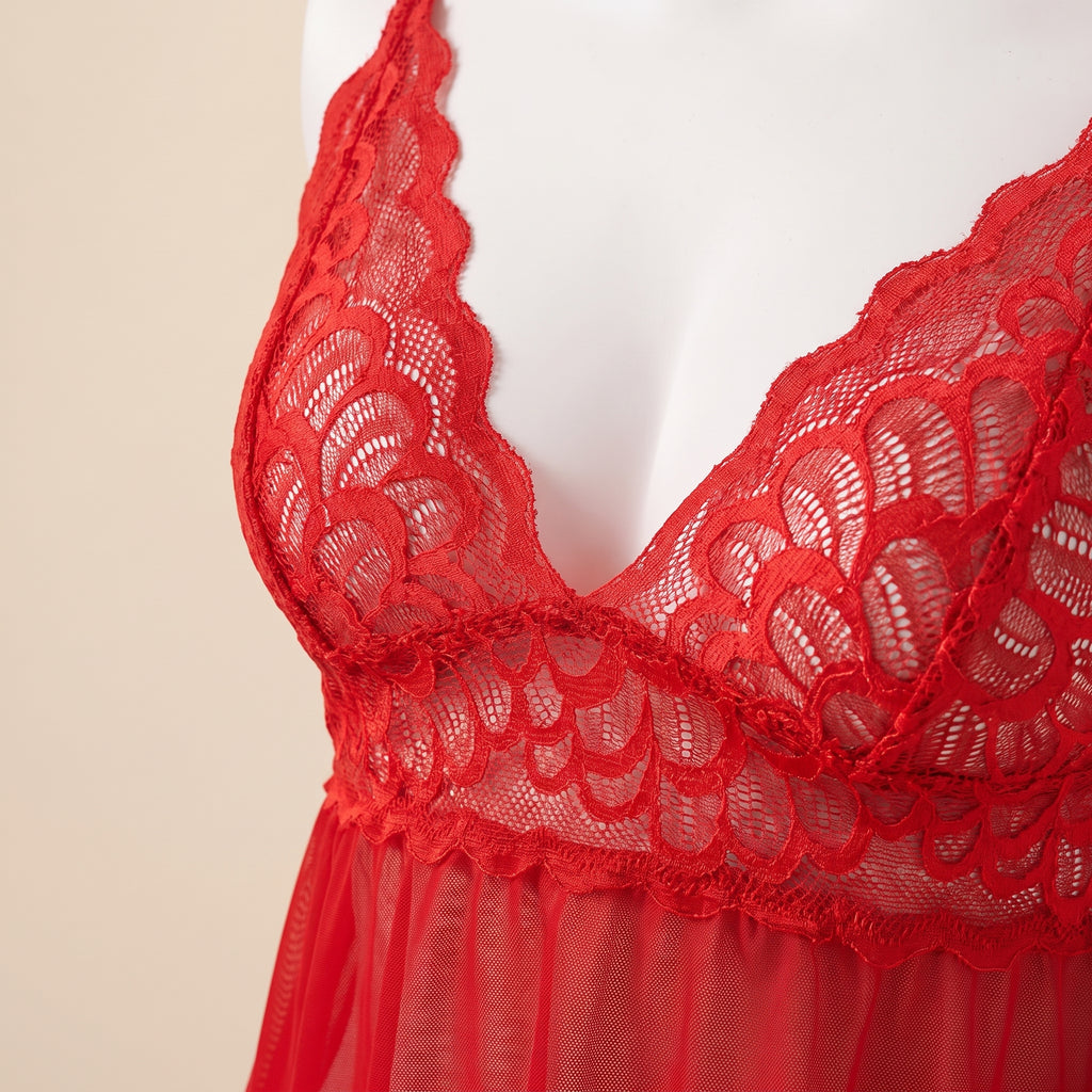 Détail des bonnets en dentelle florale rouge et du décolleté en V