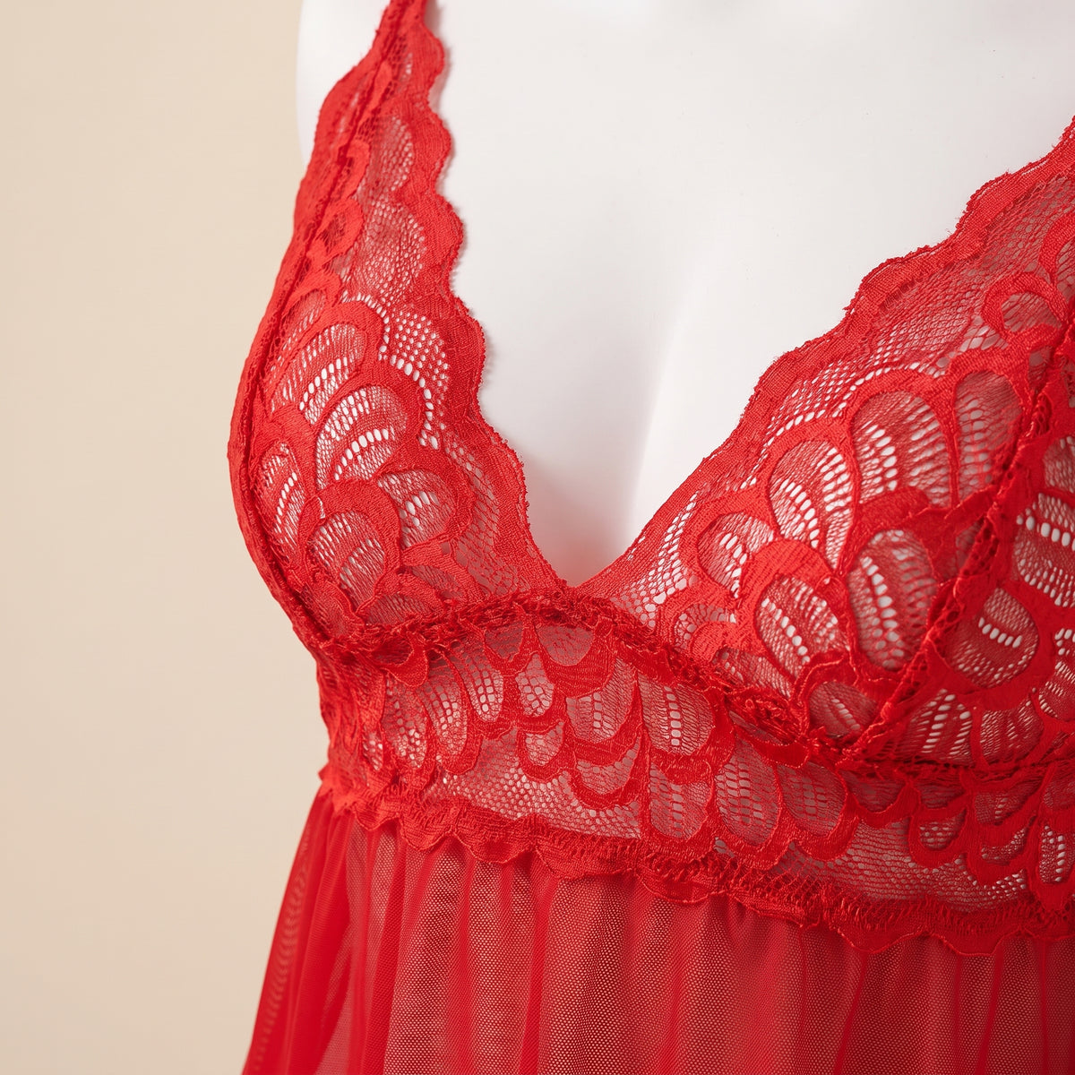 Détail des bonnets en dentelle florale rouge et du décolleté en V
