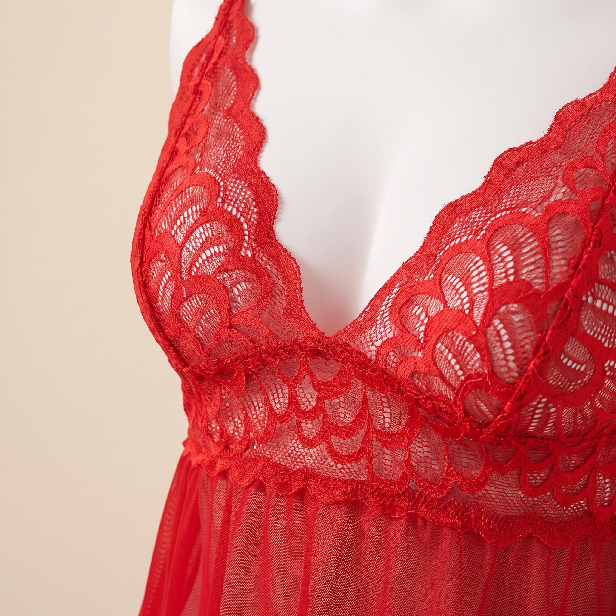 Détail des bonnets en dentelle florale rouge et du décolleté en V Image