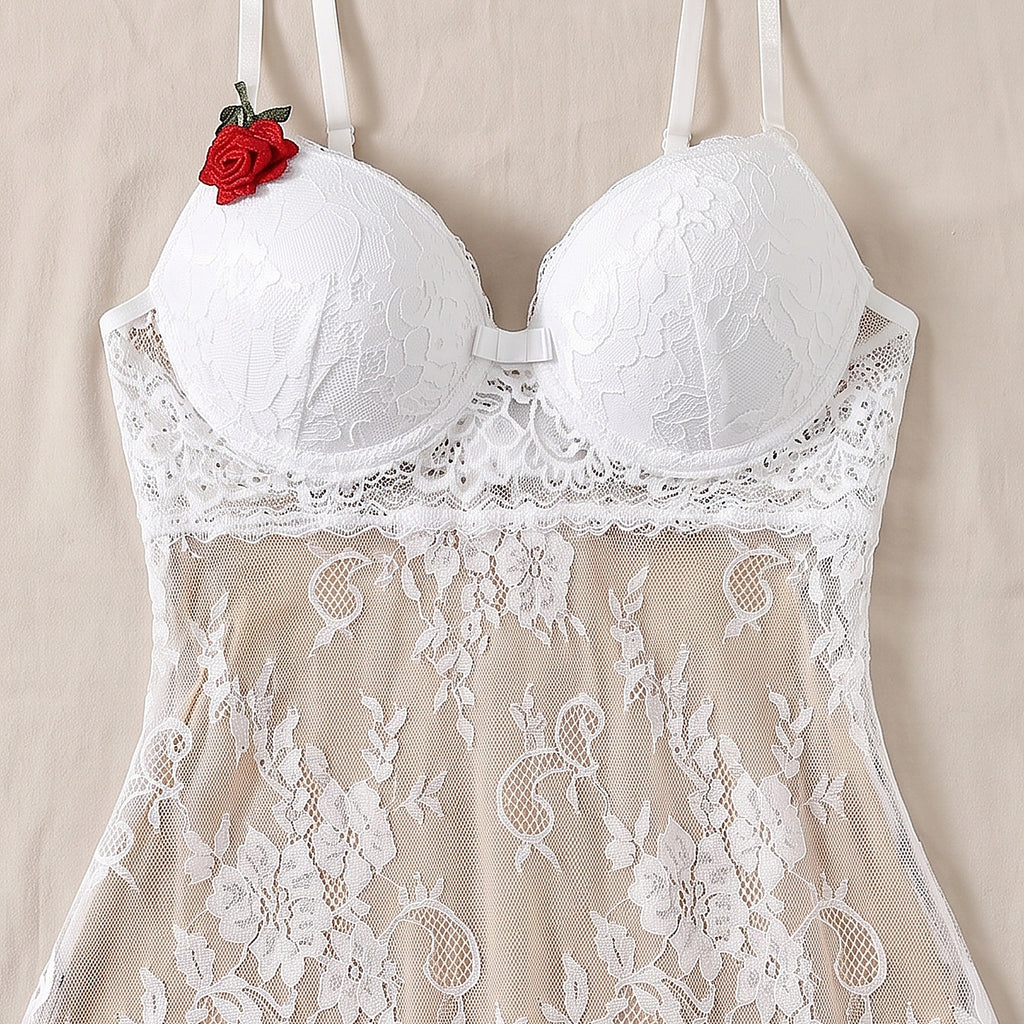 Détail du bustier à bonnets rembourrés en dentelle et de la rose décorative